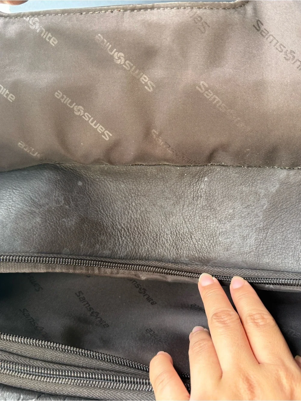 Samsonite structured leather